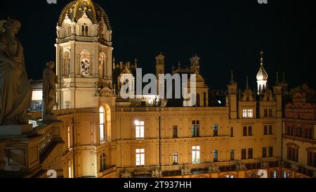 Auf den Dächern des Schweriner Schlosses, Nachtaufnahme Schloss Schwerin Innenhof, Dachsicht mit Turm *** auf den Dächern des Schweriner Schlosses, Nachtaufnahme des Schweriner Schlosses Innenhof, Dachblick mit Turm 20231114DSC 2575 Credit: Imago/Alamy Live News Stockfoto