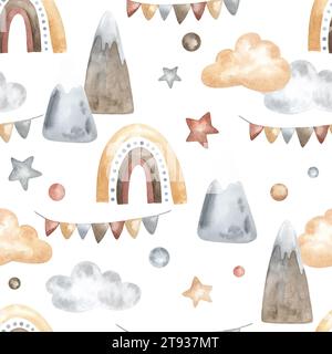 Nahtloses Muster mit Bergen und Regenbögen für die Babydusche in Pastellfarben. Handgezeichnetes Aquarellmuster mit Wolken und Sternen für Kinder Stockfoto