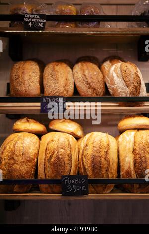 Porträt eines Regals mit einer großen Menge verschiedener Brote in einer Bäckerei Stockfoto