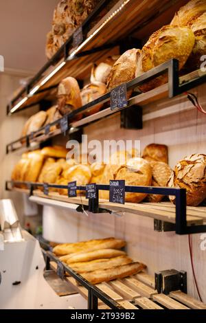 Porträt eines Regals mit einer großen Menge verschiedener Brote in einer Bäckerei Stockfoto