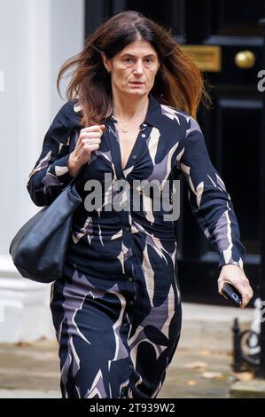 London, Großbritannien. November 2023. Lisa Lovering, Sonderberaterin von Rishi Sunak und Betriebsleiterin. Premierminister Rishi Sunak, reist zum Parlament, um Fragen der Premierminister zu beantworten. Er wird auf Keir Starmer über den Versandkarton treffen. Später wird Jeremy Huntb seine Autumn Statement Credit: Karl Black/Alamy Live News liefern Stockfoto