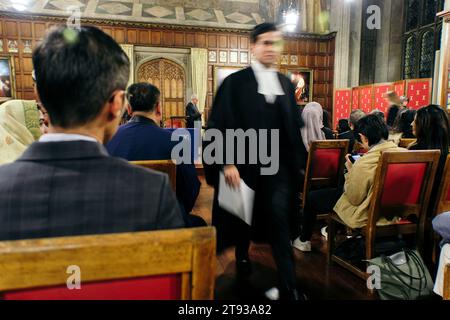 London, Großbritannien. 21. November 2023 der Anruf zur Bar von Lincoln’s Inn Michaelmas findet in der Great Hall of Lincoln’s Inn statt. Hunderte von neu qualifizierten Barristers erhalten nach Abschluss des Kurses ihre Zertifikate. An diesem Tag der Zeremonie werden etwa 100 in traditionellen Bademänteln in die Bar gerufen, wobei die ikonische Barrister Perücke nur von einigen getragen wird und bei der Zeremonie selbst nicht erforderlich ist. © Steve MacCurry/Alamy Live News Stockfoto