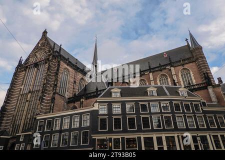 amsterdam Nieuwe Kerk (neue Kirche), ein Wahrzeichen am Dam-Platz. Es handelt sich um eine Kirche aus dem 15. Jahrhundert, die 1645 im gotischen Stil nach einem großen F wiederaufgebaut wurde Stockfoto