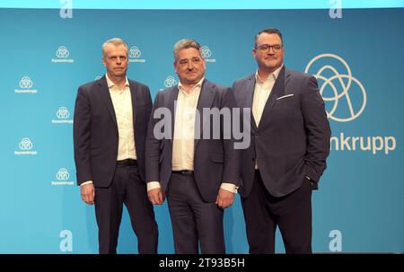 Deutschland, Essen, 22.11.2023 Bilanzpressekonferenz von ThyssenKrupp AG Foto: v.l.n.r.: Dr. Klaus Keysberg, Finanzvorstand, Miguel Lopez, Vorstandsvorsitzender und Oliver Burkhard, Arbeitsdirektor Pressegespraech Ergebnisse DHL *** Deutschland, Essen, 22 11 2023 Jahrespressekonferenz der ThyssenKrupp AG Foto von links nach rechts Dr. Klaus Keysberg, Chief Financial Officer Miguel Lopez, Vorsitzender des Vorstands und Oliver Burkhard, Labor Director Press Conference Results DHL Credit: Imago/Alamy Live News Stockfoto