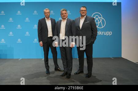 Deutschland, Essen, 22.11.2023 Bilanzpressekonferenz von ThyssenKrupp AG Foto: v.l.n.r.: Dr. Klaus Keysberg, Finanzvorstand, Miguel Lopez, Vorstandsvorsitzender und Oliver Burkhard, Arbeitsdirektor Pressegespraech Ergebnisse DHL *** Deutschland, Essen, 22 11 2023 Jahrespressekonferenz der ThyssenKrupp AG Foto von links nach rechts Dr. Klaus Keysberg, Chief Financial Officer Miguel Lopez, Vorsitzender des Vorstands und Oliver Burkhard, Labor Director Press Conference Results DHL Credit: Imago/Alamy Live News Stockfoto