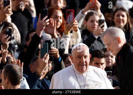 Vatikanstadt, Vatikanstadt. November 2023. Papst Franziskus kommt zu seiner wöchentlichen Generalaudienz in St. PeterÕs-Platz im Vatikan, 22. November 2023. Quelle: Riccardo De Luca - Update Images/Alamy Live News Stockfoto