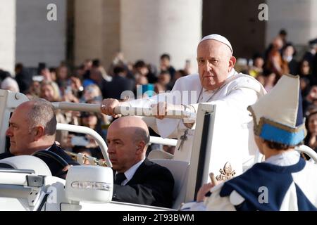 Vatikanstadt, Vatikanstadt. November 2023. Papst Franziskus kommt zu seiner wöchentlichen Generalaudienz in St. PeterÕs-Platz im Vatikan, 22. November 2023. Quelle: Riccardo De Luca - Update Images/Alamy Live News Stockfoto