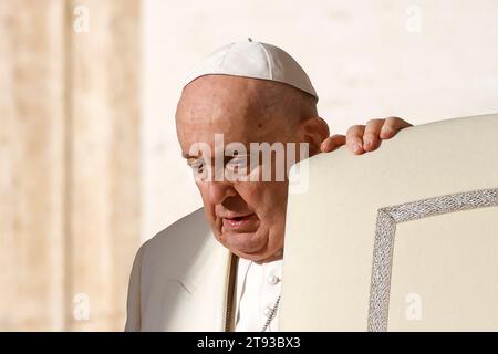 Vatikanstadt, Vatikanstadt. November 2023. Papst Franziskus kommt zu seiner wöchentlichen Generalaudienz in St. PeterÕs-Platz im Vatikan, 22. November 2023. Quelle: Riccardo De Luca - Update Images/Alamy Live News Stockfoto