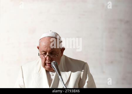 Vatikanstadt, Vatikanstadt. November 2023. Papst Franziskus besucht seine wöchentliche Generalaudienz in St. PeterÕs-Platz im Vatikan, 22. November 2023. Quelle: Riccardo De Luca - Update Images/Alamy Live News Stockfoto