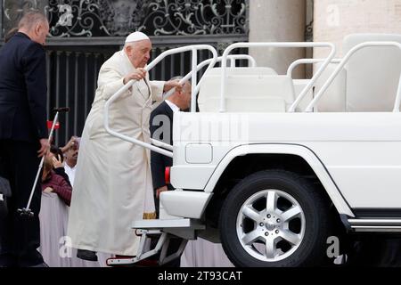 Vatikanstadt, Vatikanstadt. November 2023. Papst Franziskus verlässt am Ende seiner wöchentlichen Generalaudienz nach St. PeterÕs-Platz im Vatikan, 22. November 2023. Quelle: Riccardo De Luca - Update Images/Alamy Live News Stockfoto