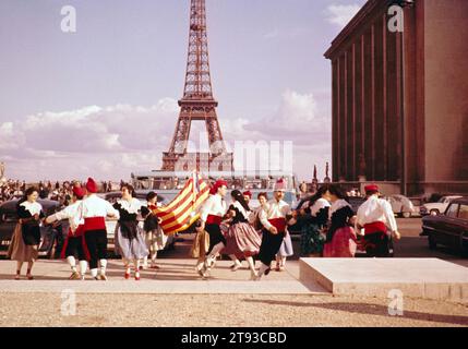 Balkanvolkstänzer treten am Eiffelturm auf, Paris, Frankreich, Anfang der 1960er Jahre Stockfoto