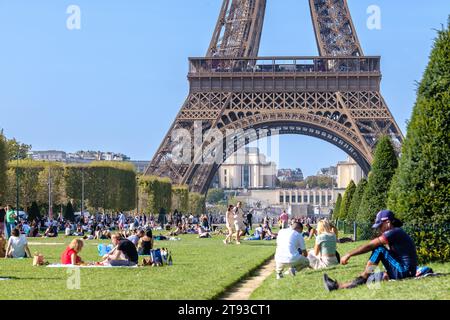 Paris, Frankreich - 8. Oktober 2023 : Panoramablick auf den Champ de Mars, Marsfeld, ein großer öffentlicher Grünraum mit Menschen in Paris Frankreich Stockfoto