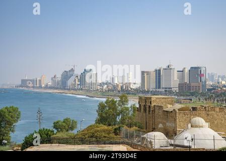 Die Hauptstadt Israels, die Stadt Tel Aviv im Morgennebel. Stockfoto