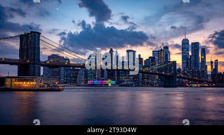 Blick auf die Skyline von New York bei Nacht Stockfoto