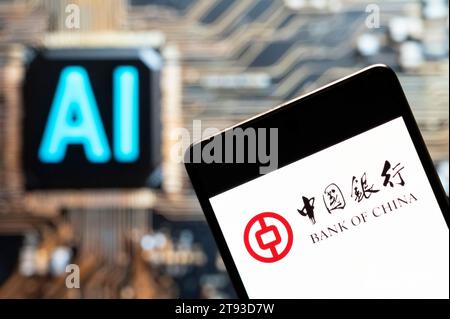 China. November 2023. In dieser Fotoabbildung ist das Logo des chinesischen staatseigenen kommerziellen Bankunternehmens Bank of China auf einem Smartphone mit einem Chip für künstliche Intelligenz (KI) und einem Symbol im Hintergrund zu sehen. Quelle: SOPA Images Limited/Alamy Live News Stockfoto