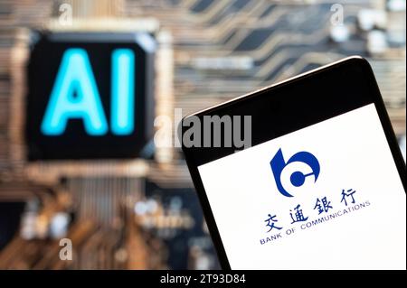 China. November 2023. In dieser Fotoabbildung wird das Logo der chinesischen Bank of Communications auf einem Smartphone mit einem Chip für künstliche Intelligenz (KI) und einem Symbol im Hintergrund angezeigt. Quelle: SOPA Images Limited/Alamy Live News Stockfoto