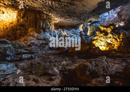 Surprise Cave, alias Sung SOT Cave, befindet sich in halong Bay, vietnam Stockfoto