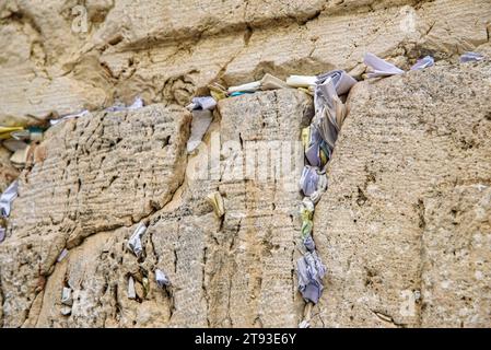 Notizen, die in die Risse der Westmauer eingeklemmt sind. Weinende Wand. Jerusalem. Israel Stockfoto