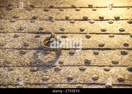 Das Tor mit dem runden Griff in der Altstadt. Jerusalem. Israel Stockfoto