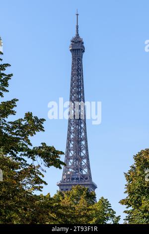 Paris, Frankreich - 8. Oktober 2023 : Panoramablick auf den atemberaubenden Eiffelturm von Paris Frankreich Stockfoto