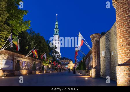 Polen, Tschenstochau - 19. Juli 2023: Eingang des Klosters und der Kirche Jasna Gora. Polnische katholische Wallfahrtsstätte mit der Wunderfigur der Schwarzen Madonna. Stockfoto