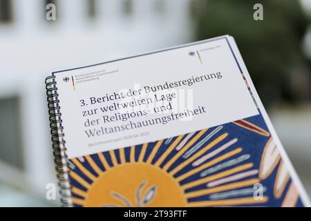 3. Bericht der Bundesregierung zur weltweiten Lage der Religions- und Weltanschauungsfreiheit, aufgenommen im Rahmen der Bundespressekonferenz in Berlin, 22.11.2023. Berlin Deutschland *** 3 Bericht der Bundesregierung zur globalen Lage der Religions- und Weltanschauungsfreiheit, aufgenommen auf der Bundespressekonferenz in Berlin, 22 11 2023 Berlin Deutschland Copyright: XSebastianxRaux Credit: Imago/Alamy Live News Stockfoto