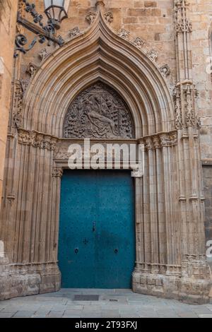 Blick auf die alte und schöne Kunst eisenblaue Tür mit Türklopfer, klassische architektonische Details in Barcelona, Spanien. Stockfoto