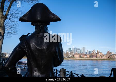 Eine Statue von Admiral Lord Nelson in Greenwich blickt über die Themse in Richtung Docklands auf der Isle of Dogs, London, Großbritannien Stockfoto