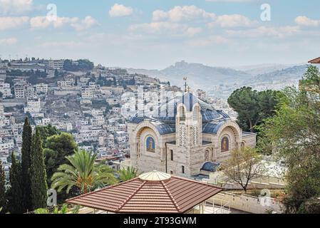 Kirche St. Peter in Gallicantu vor dem Hintergrund armer Stadtteile in Jerusalem. Israel. Stockfoto