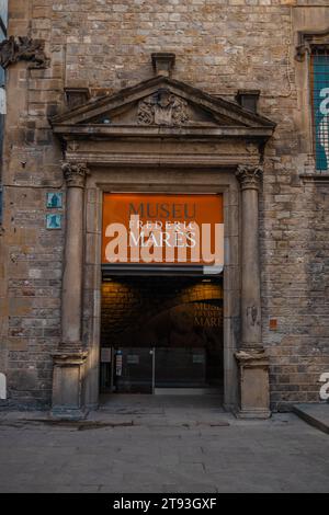 Barcelona, Spanien - Oktober 2023: Blick auf das Museu Frederic Mares (MFM), ein Kunst- und Skulpturenmuseum in der Nähe der gotischen Kathedrale in Barcelona Stockfoto