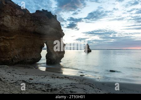 Wunderschöner Strand Praia do Camilo in der Nähe von Lagos in Portugal bei Sonnenaufgang Stockfoto