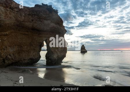 Wunderschöner Strand Praia do Camilo in der Nähe von Lagos in Portugal bei Sonnenaufgang Stockfoto