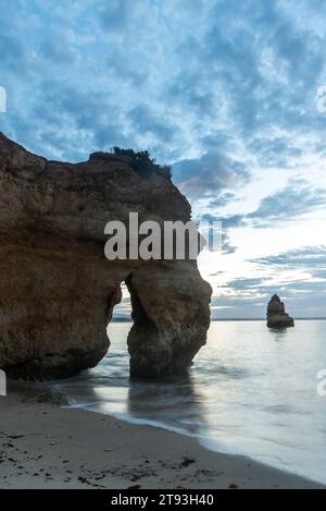 Wunderschöner Strand Praia do Camilo in der Nähe von Lagos in Portugal bei Sonnenaufgang Stockfoto