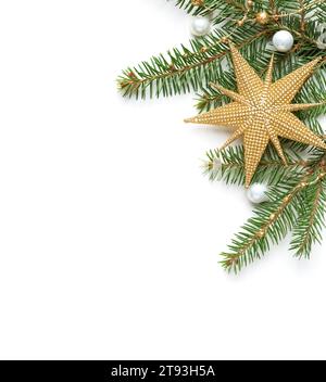 Tannenzweig mit Weihnachtsdekorationen isoliert auf weißem Hintergrund. Stockfoto