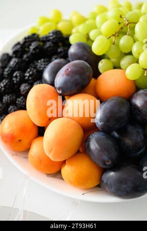 Obstservierteller, Vitamine in Form von frischem Obst, verschiedene Früchte. Stockfoto