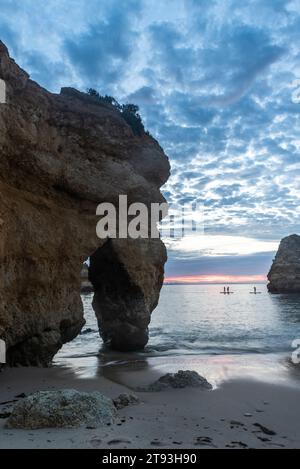 Wunderschöner Strand Praia do Camilo in der Nähe von Lagos in Portugal bei Sonnenaufgang Stockfoto