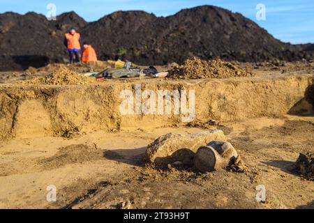 Magdeburg, Deutschland. November 2023. In einem steinzeitlichen Grab auf der zukünftigen Baustelle wurde für den Chip-Hersteller Intel ein Schiff gefunden. Das etwa 6000 Jahre alte Grab wird der mitteldeutschen Baalberger Kultur zugeschrieben. Die mitteldeutsche Baalberger Kultur ist Teil der Tradition der ersten sesshaften Siedler in Europa. Die Ausgrabungsarbeiten des Landesamtes für Denkmalpflege und Archäologie Sachsen-Anhalt sollen bis Ende des Jahres abgeschlossen sein. Quelle: Klaus-Dietmar Gabbert/dpa/Alamy Live News Stockfoto