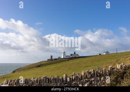 Blick auf den Leuchtturm von Anvil Point im Durlston Country Park in der Nähe von Swanage, Dorset, Großbritannien Stockfoto