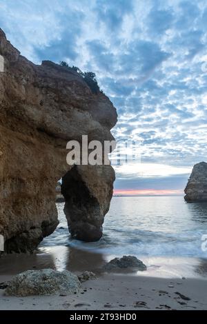 Wunderschöner Strand Praia do Camilo in der Nähe von Lagos in Portugal bei Sonnenaufgang Stockfoto