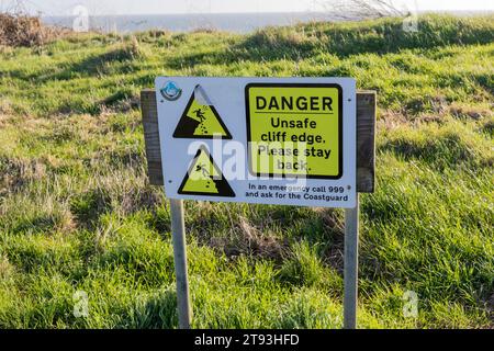 Warnschild Gefahr unsichere Klippenkante, Swanage, Dorset, Großbritannien Stockfoto