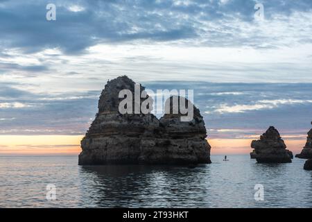 Wunderschöner Strand Praia do Camilo in der Nähe von Lagos in Portugal bei Sonnenaufgang Stockfoto