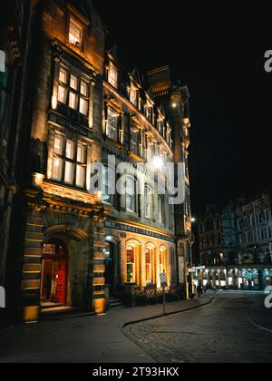 Außenansicht bei Nacht von Virgin Hotels an der Victoria Street in Edinburgh Old Town, Schottland, Großbritannien Stockfoto