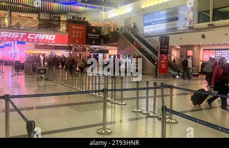 Buenos Aires, Argentinien. November 2023. (INT) internationaler Flughafen Ezeiza in Buenos Aires. 21. November 2023, Buenos Aires, Argentinien: Beförderung von Passagieren am Ezeiza International Airport in Buenos Aires mit langer Warteschlange beim Durchschreiten des Check-in-Bereichs. Credit: Mel Valle/Thenews2 (Foto: Mel Valle/Thenews2/ZUMAPRESS) (Credit Image: © Mel Valle/TheNEWS2 via ZUMA Press Wire) NUR REDAKTIONELLE VERWENDUNG! Nicht für kommerzielle ZWECKE! Stockfoto