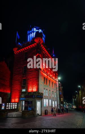 Nächtliche Außenansicht der Camera Obscura auf der Royal Mile Edinburgh, Schottland, Großbritannien Stockfoto