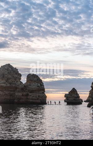 Wunderschöner Strand Praia do Camilo in der Nähe von Lagos in Portugal bei Sonnenaufgang Stockfoto