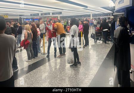 22. November 2023, Buenos Aires, Argentinien: (INT) internationaler Flughafen Ezeiza in Buenos Aires. 21. November 2023, Buenos Aires, Argentinien: Beförderung von Passagieren am internationalen Flughafen Ezeiza in Buenos Aires mit langer Warteschlange beim Durchschreiten des Check-in-Bereichs. Credit: Mel Valle/Thenews2 (Foto: Mel Valle/Thenews2/ZUMAPRESS) (Credit Image: © Mel Valle/TheNEWS2 via ZUMA Press Wire) NUR REDAKTIONELLE VERWENDUNG! Nicht für kommerzielle ZWECKE! Stockfoto