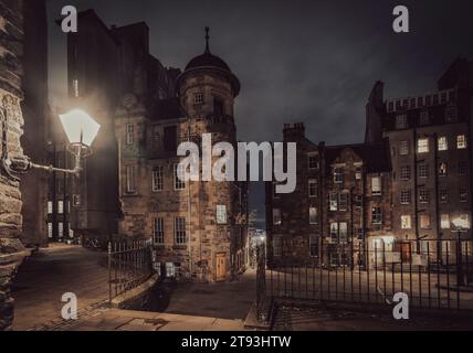 Nächtlicher Blick auf den Makars’ Court und das Writers’ Museum in Edinburgh Old Town, Edinburgh, Schottland, Großbritannien Stockfoto