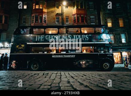Der touristische Ghost Bus Tours Doppeldeckerbus auf der Royal Mile bei Nacht Edinburgh, Schottland, Großbritannien Stockfoto