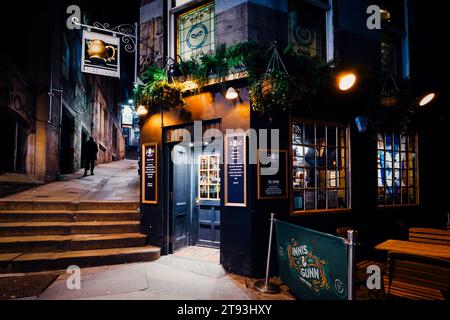 Äußere der Halfway House Bar in der nahe gelegenen Fleshmarket Gasse in Edinburgh Old Town, Schottland, Großbritannien Stockfoto