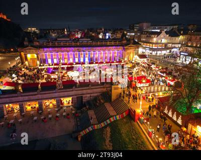 Vogelperspektive auf dem Edinburgh Christmas Market in Princes Street Gardens, Edinburgh, Schottland, Großbritannien Stockfoto